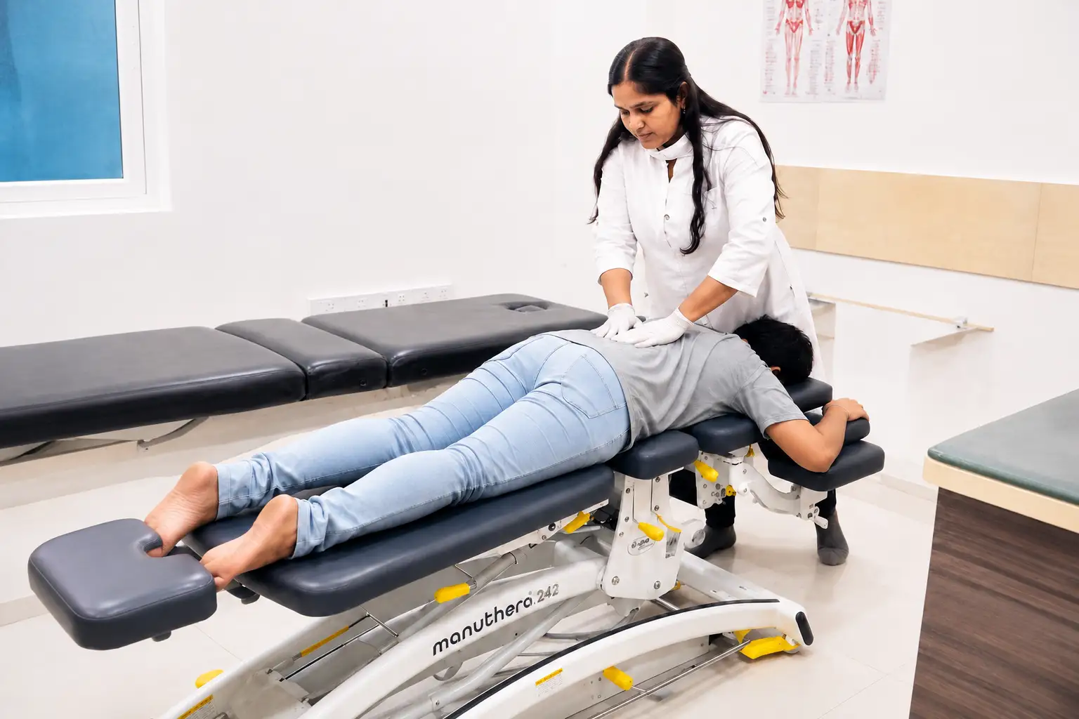 Movement-guided care on the Manuthera 242 treatment table at SPORT-FIT PHYSIO CARE